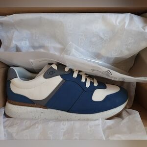 UGG Women's Retrainer Sneaker size 9.5